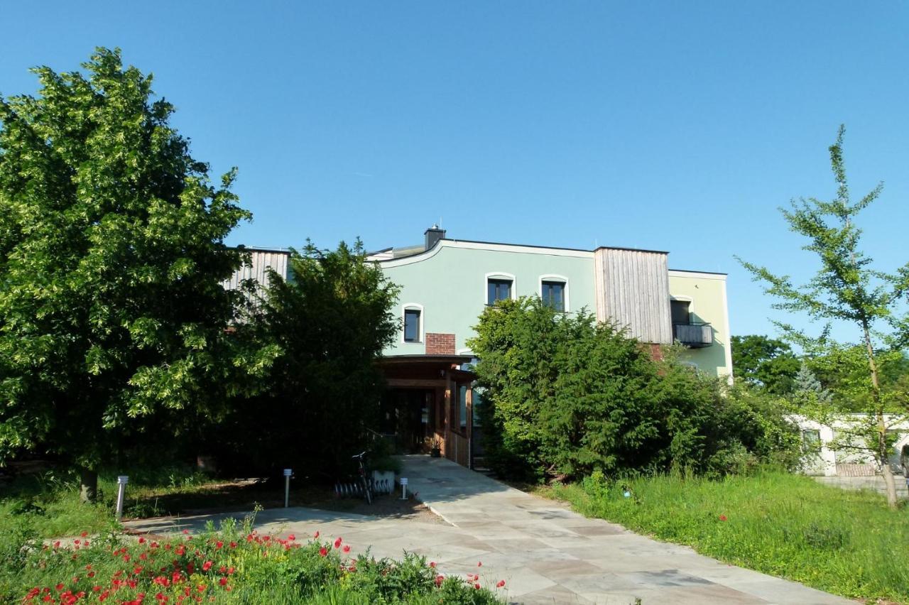 Hotel Haus Monti Maria Lanzendorf Exterior foto